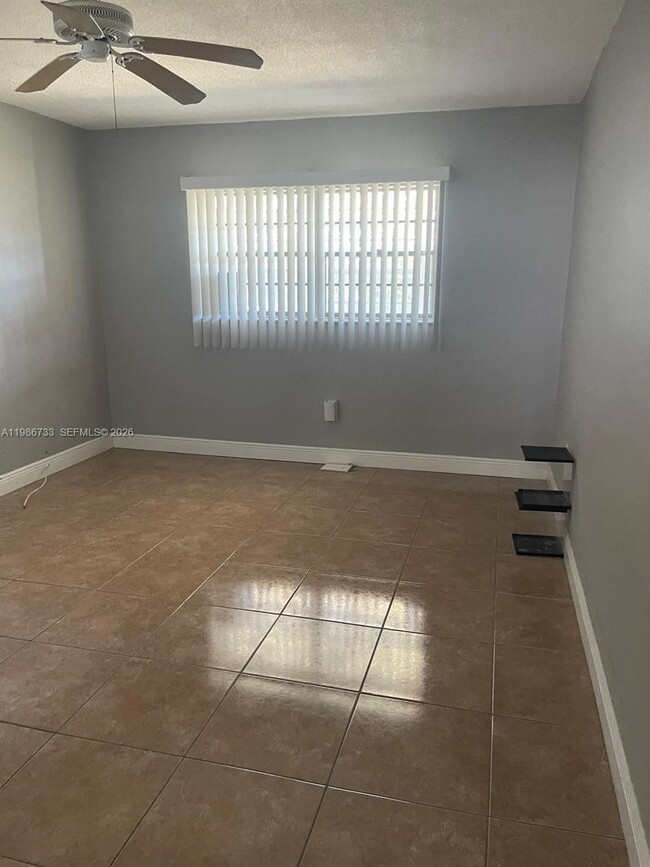 Building Photo - 20111 NE 27th Ct