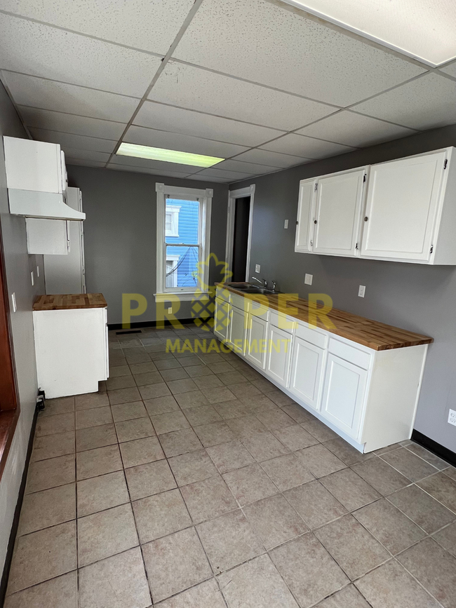 Building Photo - 3 bedrooms 2 full bathrooms