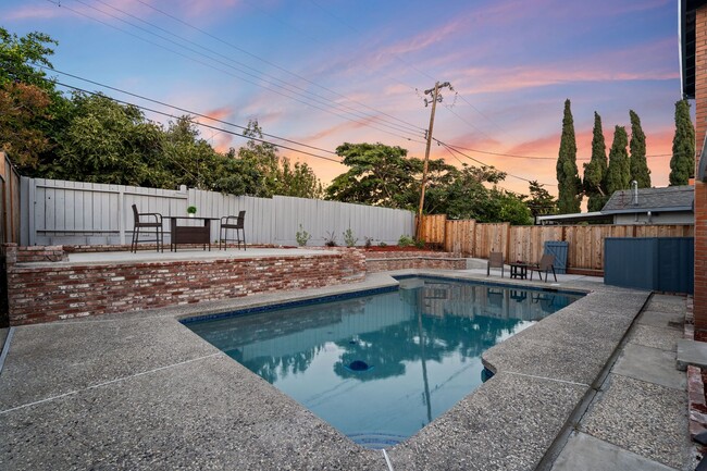 Building Photo - FABULOUS Modern Remodel with PRIVATE POOL ...