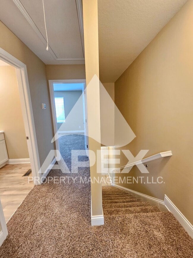 Building Photo - AVALON TOWNHOMES – LIKE NEW - 2 Bd/2.5 Ba Townhome off Topside Road with convenient access to Mar...