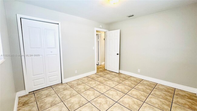 Building Photo - 531 SW 38th Terrace