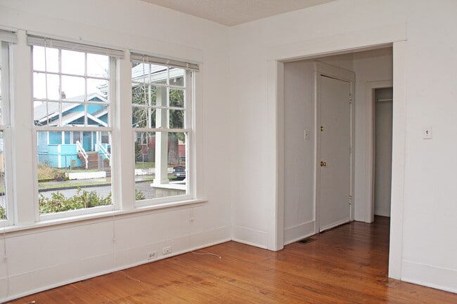 Building Photo - 4806 NE 29th Ave