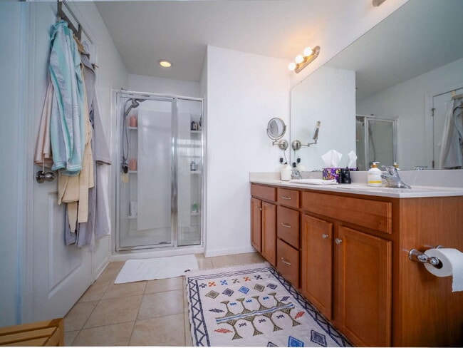 Building Photo - "Exquisite  2-Bed Townhouse with 2.5 Baths in Prime Charlotte Location – 1,531 Sq Ft of Comfort!"