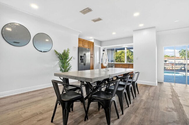 Building Photo - 2365 NE 195th St