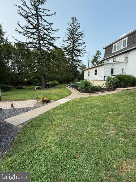 Building Photo - 2220 Old Bethlehem Pike