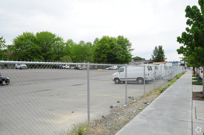 Building Photo - Holly Court Apartments