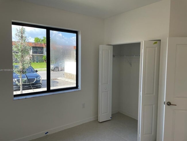 Building Photo - 945 NE 211th St