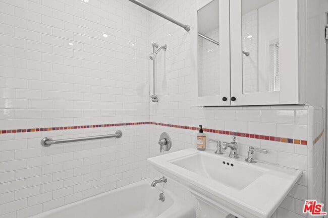 Building Photo - 307 6th Ave