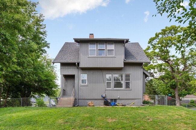 Building Photo - 3 Bedroom; 2 Bathroom near Hanscom Park!