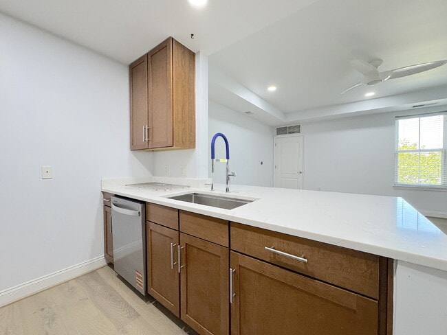 Building Photo - "Chic Urban Retreat: Stylish 1-Bed Condo with Hardwood Elegance in the Heart of Alexandria!"