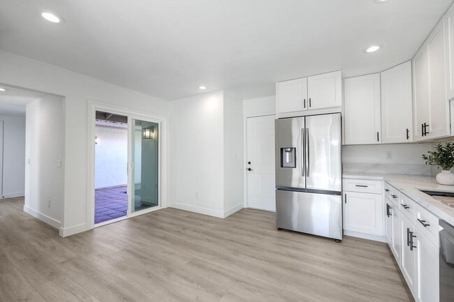 Building Photo - Beautifully remodeled single-story home in the heart of Solana Beach!