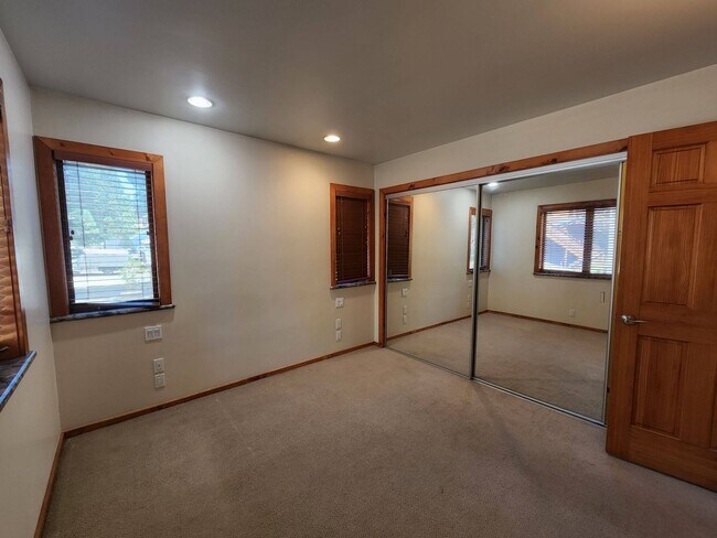 Building Photo - 252 - Yaho Duplex
