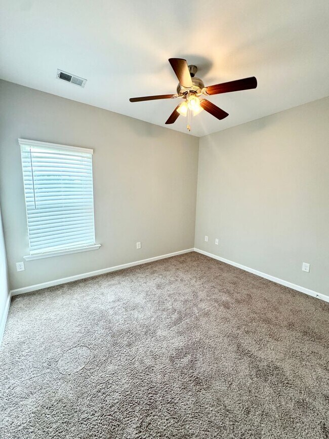 Building Photo - AVAILABLE 3 Bedroom/ 2 Bath with attached garage! Beautiful finishes throughout