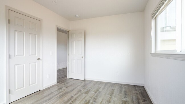 Building Photo - 382 Ely Rd N