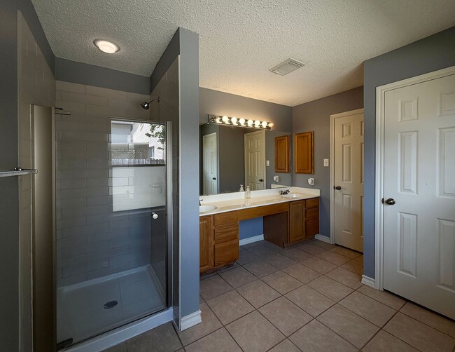 Building Photo - Beautiful 3/2 Available for Immediate Move In!