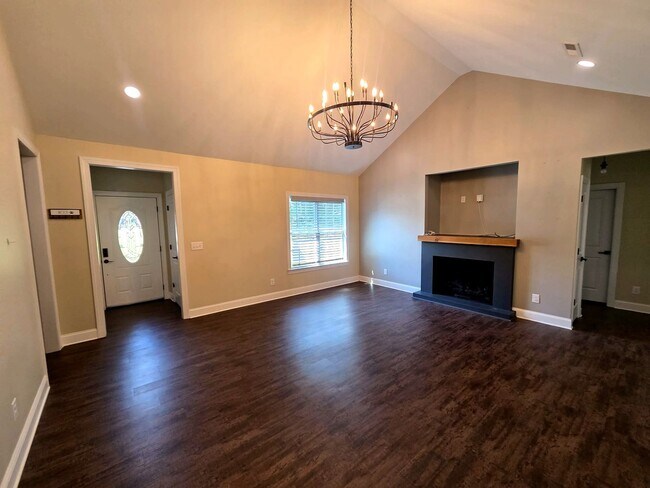 Building Photo - 32 Sarjon Cir