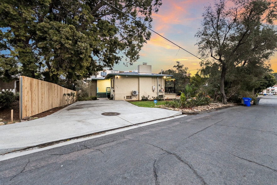 Driveway parking for easy and convenient arrivals and departures! - 4989 Randlett Dr