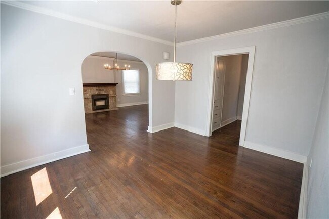 Building Photo - Home in Crestwood + Near Plaza + 3 bedrooms + 2 bathrooms