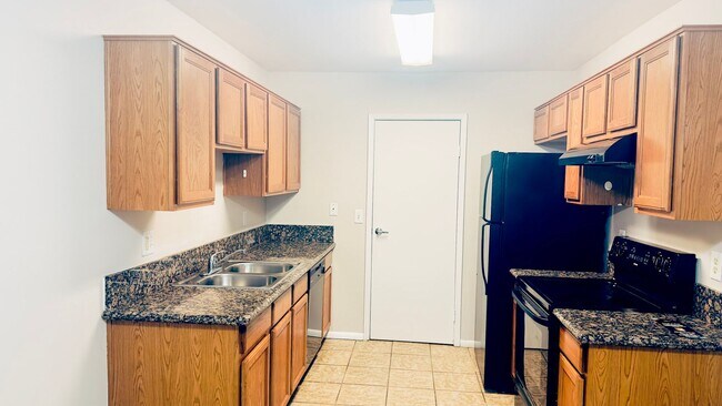 Building Photo - MOVE IN SPECIAL! Updated 2 Bed/2 Bath Cond...