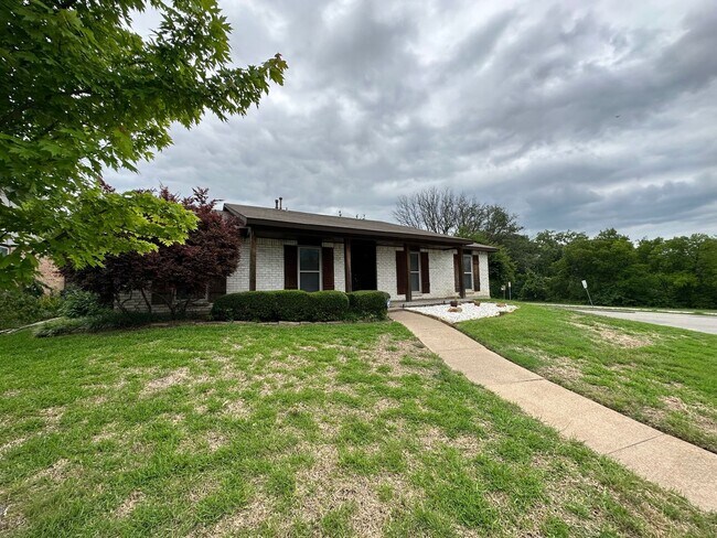 Building Photo - Adorable Home on Corner LOT- COMING SOON