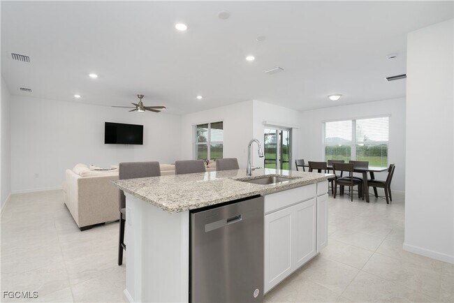 Building Photo - 42428 Cascade Dr