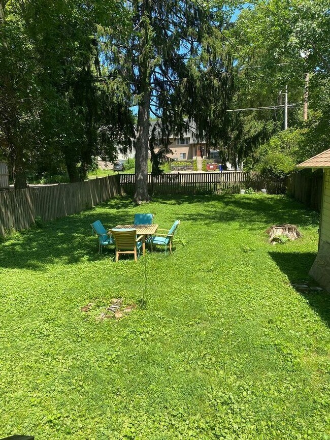 Building Photo - $2,500 | 3 Bedroom, 1.5 Bathroom House | N...