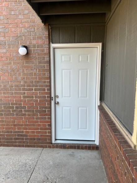 Building Photo - 623 S Mt Carmel St