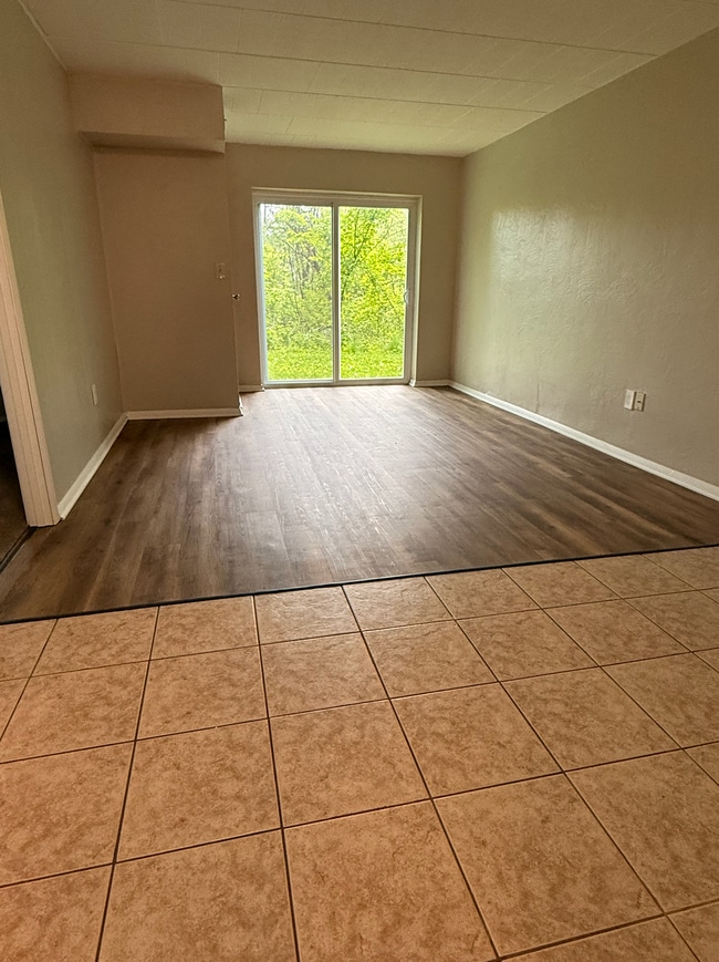 Interior Photo - PINE VIEW APARTMENTS -- 059