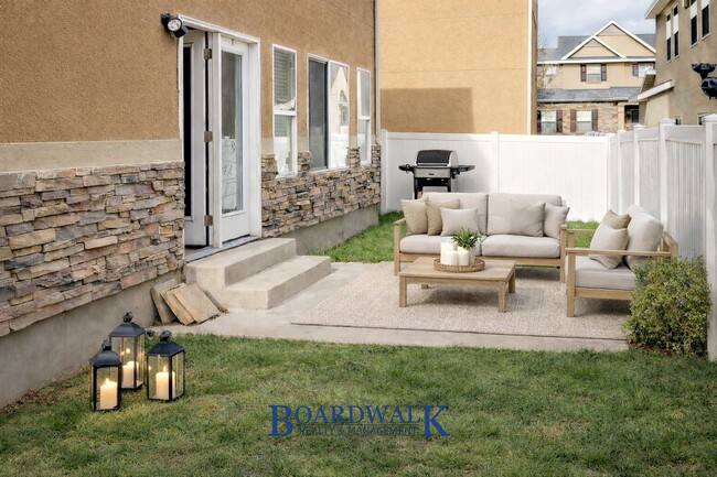 Building Photo - Quiet Riverton 3 Bed Home – Garage & Yard