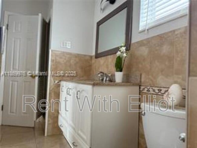 Building Photo - 2223 Park Ln