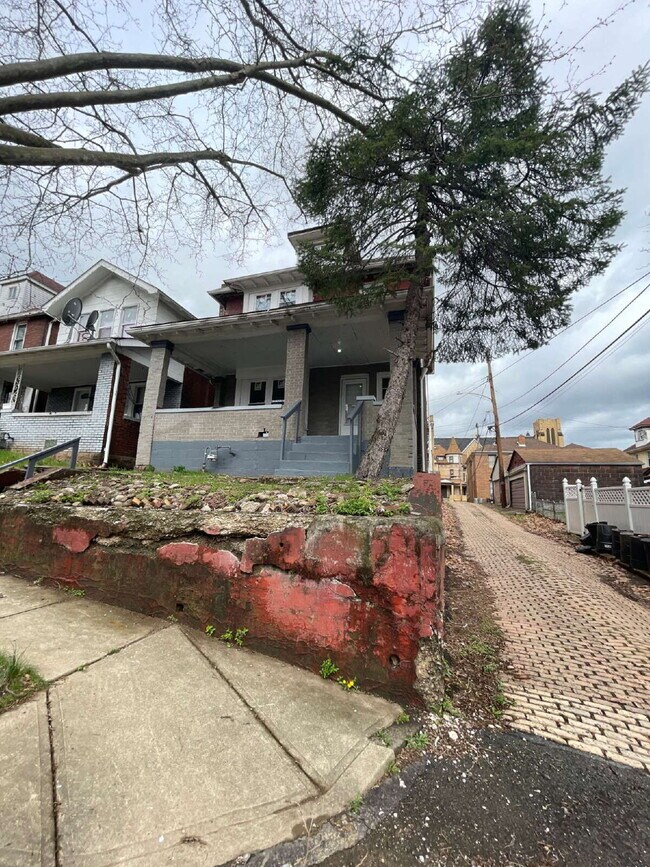 Building Photo - Completely renovated 4 bed 1 bath home near Kennywood Park!