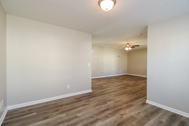 Building Photo - 1220 Maple Ridge Dr