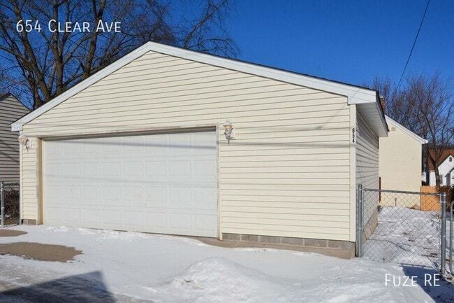 Building Photo - 654 Clear Ave E