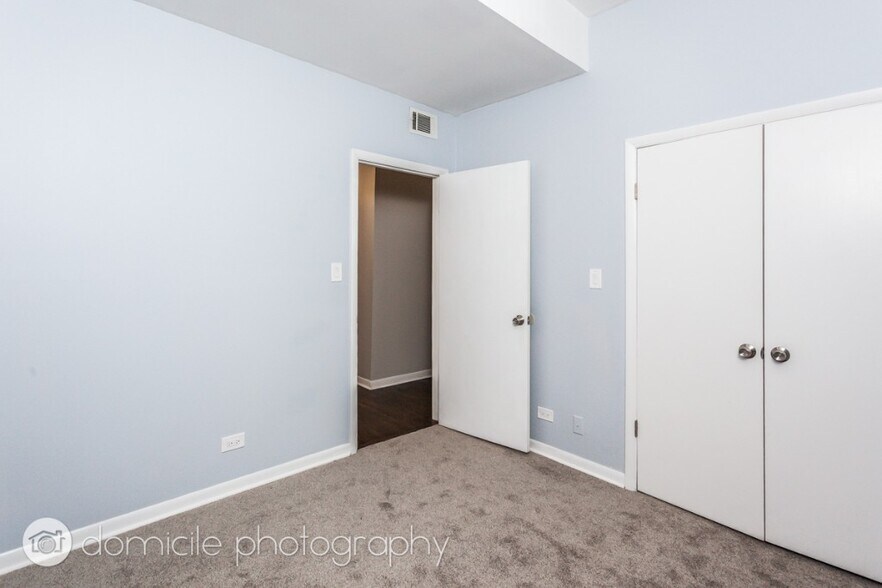 Building Photo - 1057 W Cornelia Ave