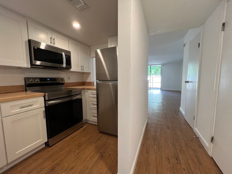 Building Photo - 701 SW 75th St