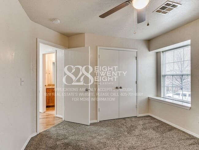 Building Photo - *AVAILABLE NOW!* Spacious 3 Bed/2.5 Bath Duplex Townhome Available in Norman!