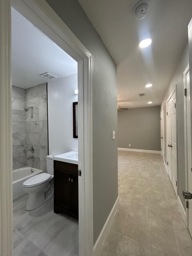 Building Photo - 7923 Oak Forest Dr