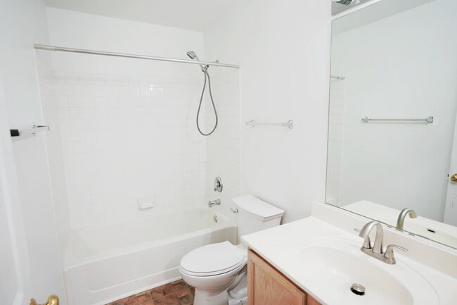 Building Photo - 2441 Oneida Ln