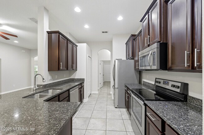Building Photo - 15653 Mason Lakes Dr