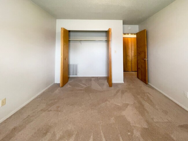 Building Photo - Spacious 2 Bedroom!