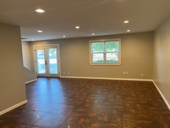 Building Photo - 2 Bed 3 Bath Townhouse on the golf course!