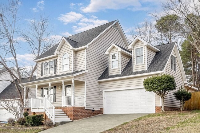 Building Photo - 3 Bedroom Home with Large Fenced in Yard, 2 Car Garage & Bonus Room!