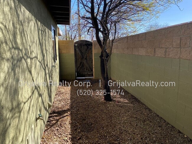 Building Photo - 2645 N Edith Blvd
