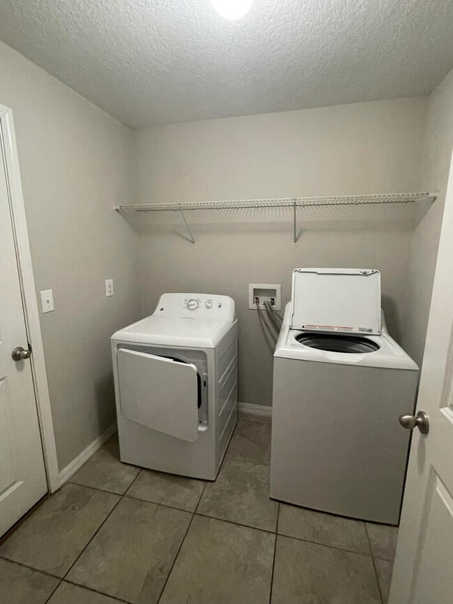Building Photo - Beautifully Designed 4 Bedroom, 2 Bath Home