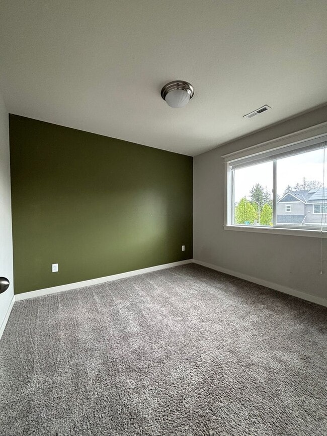 Building Photo - Newer 2 Story Home in Newberg   SHOWINGS  START  MAY 15th