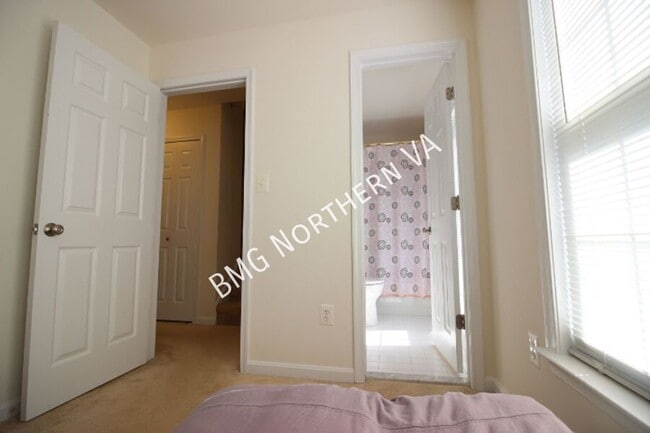 Building Photo - 2304 N Greenbrier Ct