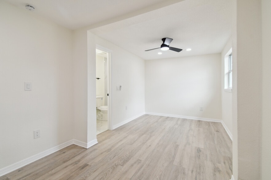 B 1/1 350 sqft - 3320 W Kathleen St