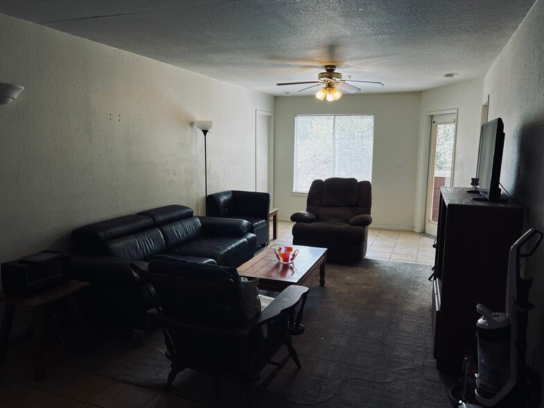 Shared living room (day) - 521 Southwest Pky