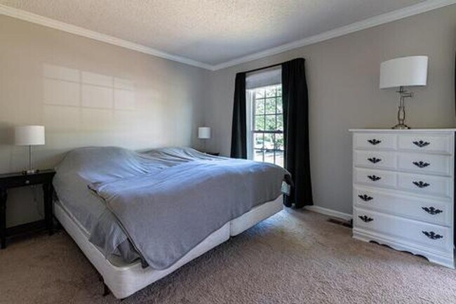Building Photo - Harpeth Woods Home with Large Fenced in Ya...
