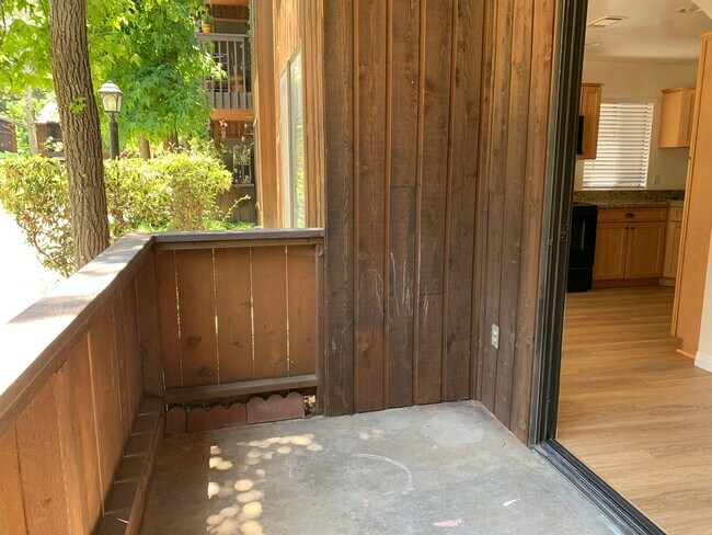 Building Photo - UPDATED2 Bed/2 Bath Alpine Oaks Condo